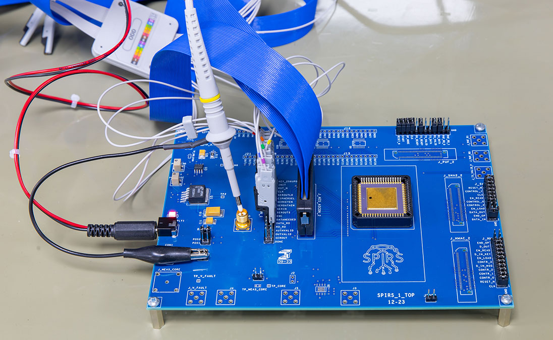 With the Spirs platform, all components and tools designed in the project are validated. In the image, the prototype platform with the first developed nanochip incorporated (on the right).