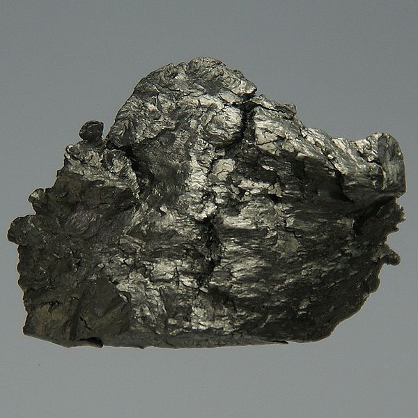 Una de les terres rares usades en els refrigeradors criogènics: el gaudolinium. Una peça de gaudolinium pur amorf,  de uns 12 grams. Imatge: Wikimedia Commons. Autor: Jurii. 
