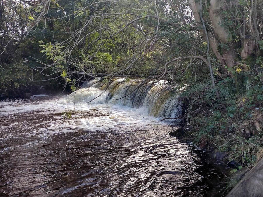 Cross mill Weir, una petita presa feta de blocs de formigó i gres, a Barrhead (Escòcia), que va ser eliminada el 2023.