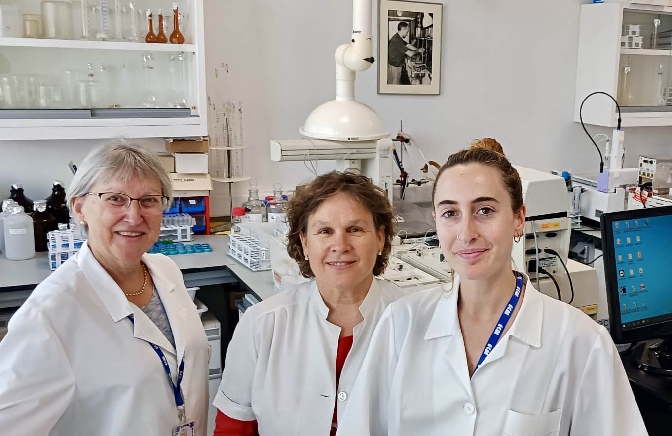 Equip del Servei d'Anàlisi de Nutrients. D'esquerra a dreta, Maravillas Abad, responsable tècnica; Elisa Berdalet, directora del Servei; i Núria González.