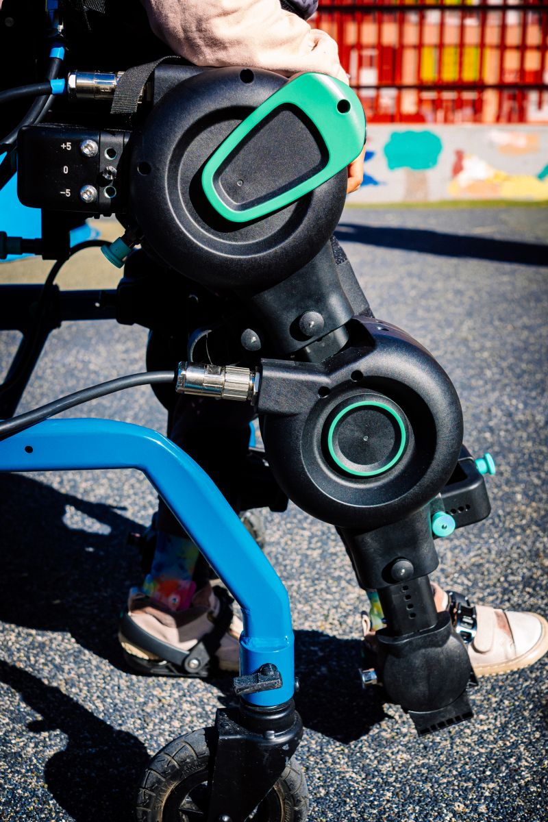 Un niño camina con el exoesqueleto Explorer en el exterior. Imagen: Marsi Bionics