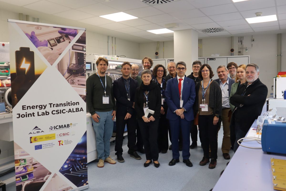 Foto de grup de representants de les institucions impulsores del nou Laboratori Conjunt CSIC-ALBA, i investigadors responsables de les línies de treball, el dia de la inauguració.